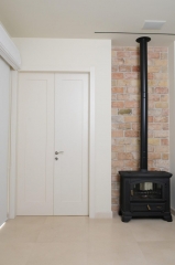 דלת לבנה כפולה