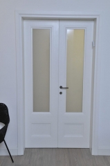 דלת עם זכוכית חלבית