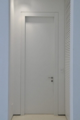 דלת לבנה צרה