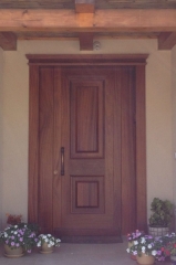 דלת כניסה חומה עם קבועים